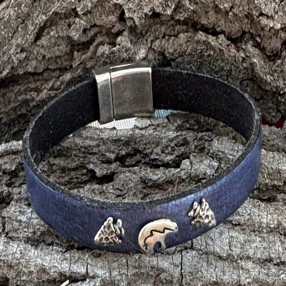 Blue Matelic Leather Zuni Bear Bracelet With Magnetic Fastener - Picture 3 of 6